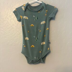 Kyte baby green camping print short sleeve bamboo bodysuit size 6-12 months